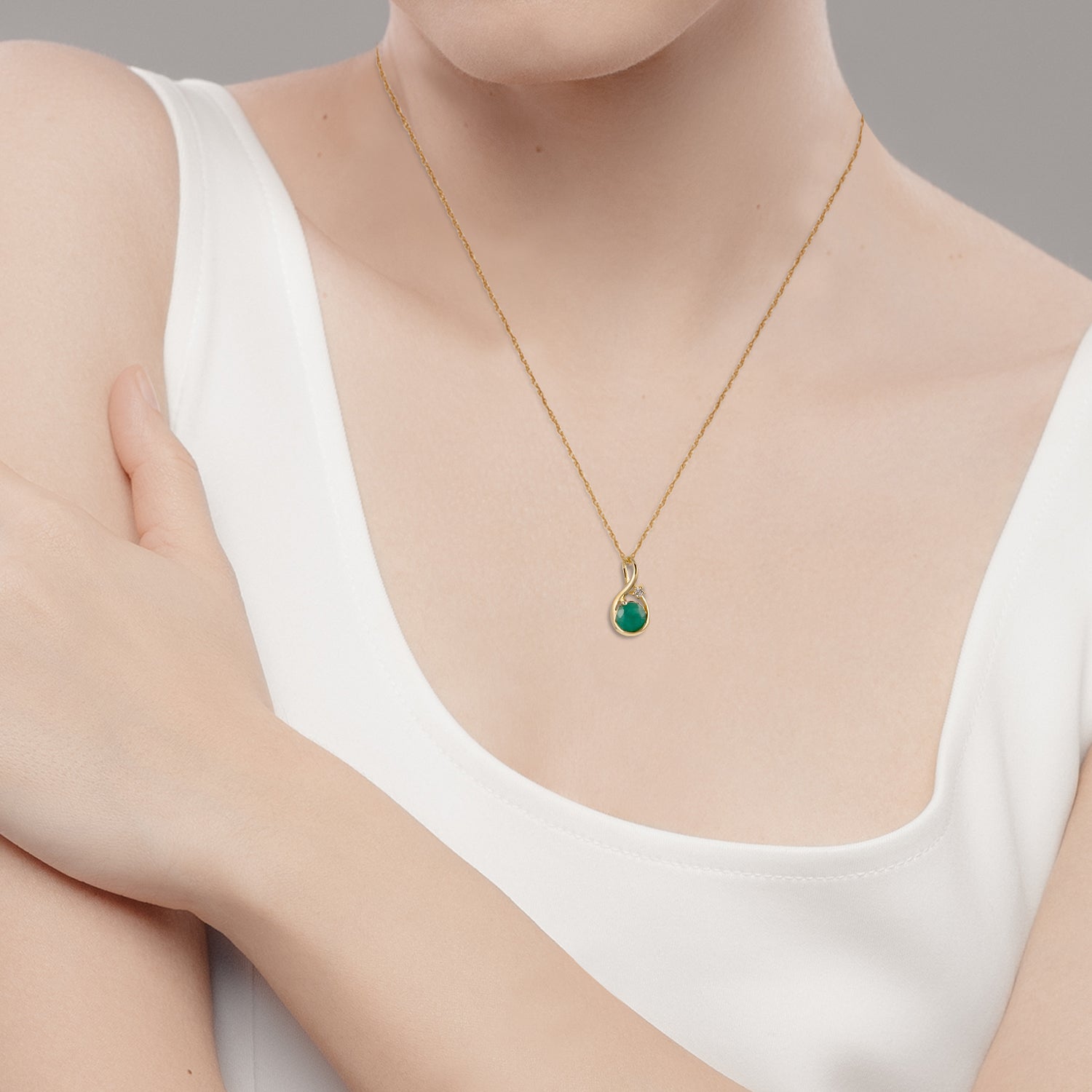 10k Yellow Gold Genuine Round Emerald Pendant Necklace